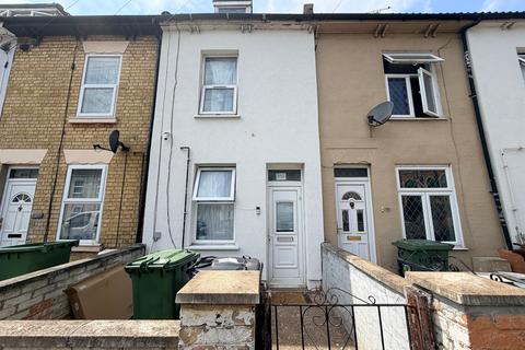 3 bed property, in Gladstone Street, £180,000
