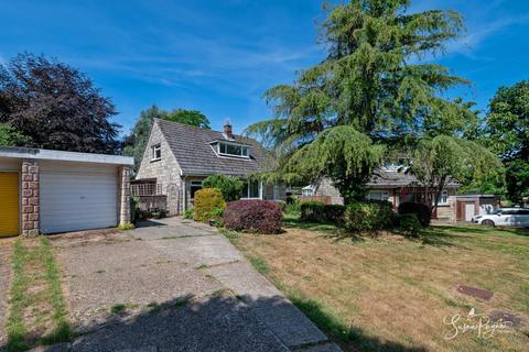 3 bed property, in Hollow Glade, £395,000