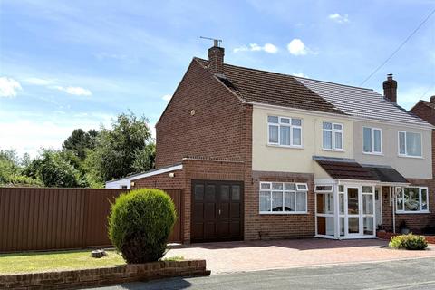 3 bed property, in Springhill Road, £235,000