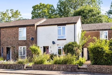 2 bed property, in Cleve Way, £270,000