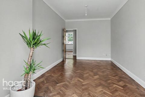 3 bed property, in Maidstone Road, £550,000