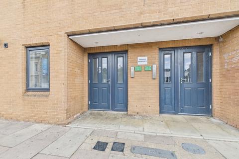 1 bed property, in Central Court, £100,000