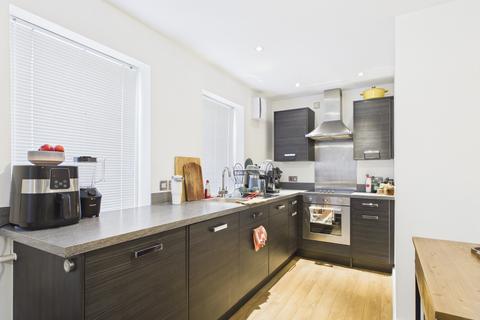 1 bed property, in Central Court, £115,000