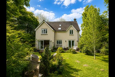 4 bed property, in Upper Minety, £800,000