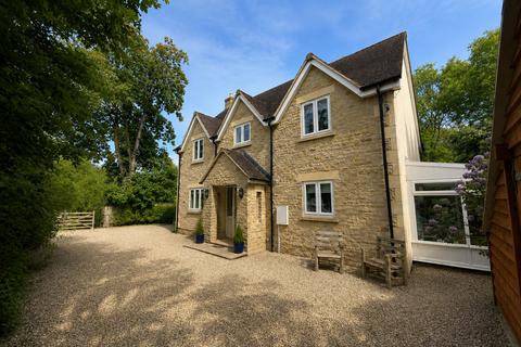 4 bed property, in Upper Minety, £775,000