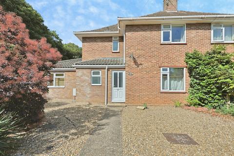 6 bed property, in Coniston Close, £375,000