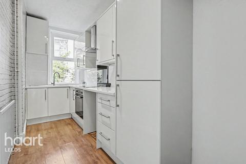 1 bed property, in Broadgate Lane, £180,000