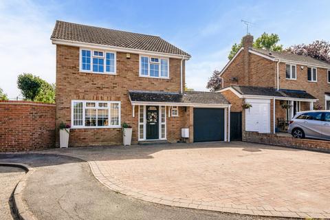 4 bed property, in Hazelden Close, £595,000
