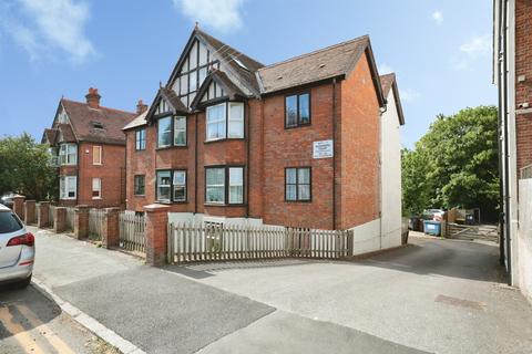 1 bed property, in West Wycombe Road, £120,000