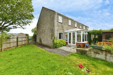 3 bed property, in Chapmans Close, £180,000