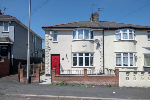 2 bed property, in Vicarage Road, £225,000
