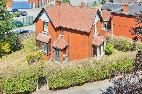 3 bed property, in Collins Road, £200,000