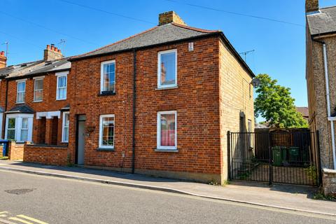 2 bed property, in East Avenue, £475,000