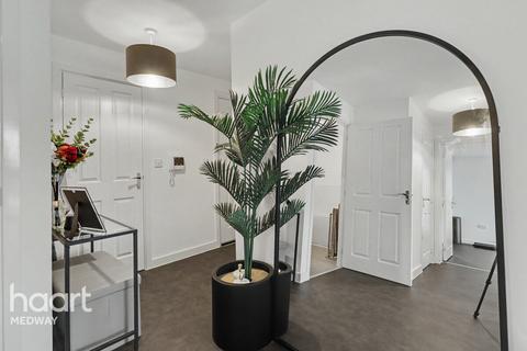 2 bed property, in Starboard Crescent, £250,000