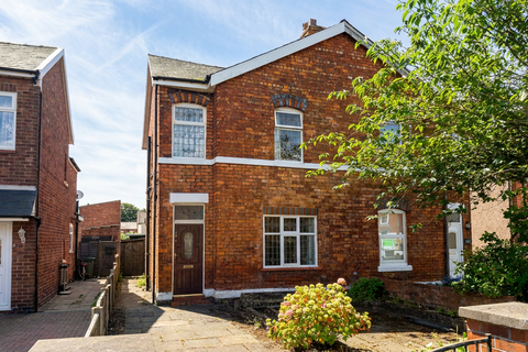 2 bed property, in Poulton Road, £180,000