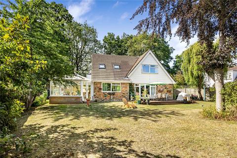 5 bed property, in Pinewood Avenue, £900,000