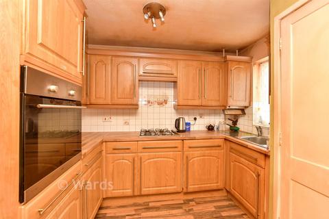 2 bed property, in Abbey Fields, £185,000