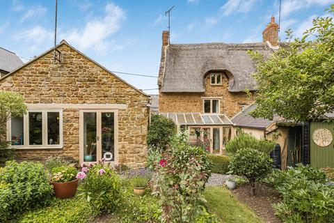 2 bed property, in Park Lane, £550,000