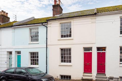 2 bed property, in Queens Gardens, £550,000