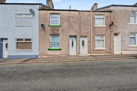 2 bed property, in King Street, £70,000