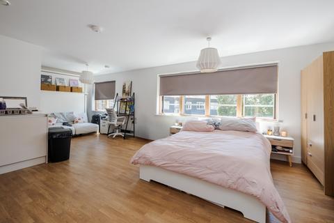 Studio, in Mildmay Avenue, £300,000
