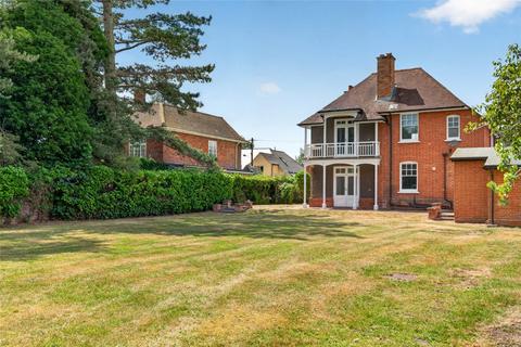 4 bed property, in Moorfield Road, £795,000