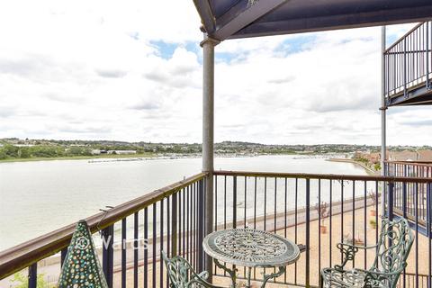 1 bed property, in Valetta Way, £200,000