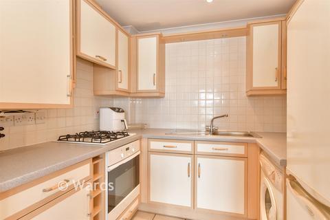 1 bed property, in Valetta Way, £200,000
