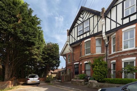 5 bed property, in De Cham Avenue, £295,000