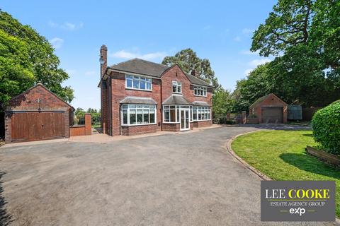 3 bed property, in Radwood, £650,000