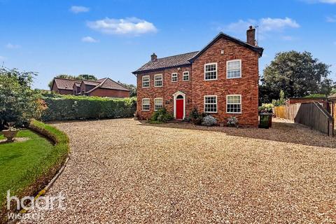 4 bed property, in Main Road, £550,000