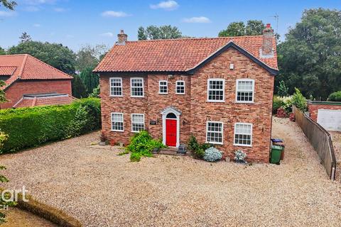 4 bed property, in Main Road, £550,000