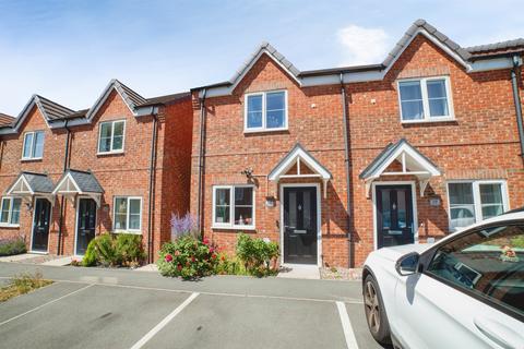 2 bed property, in Sandy Grove, £175,000