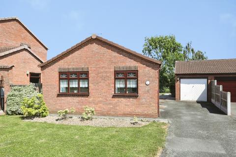 2 bed property, in Pinewood Court, £210,000