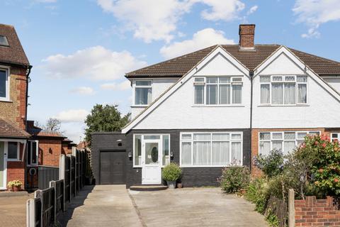 3 bed property, in Collingwood Avenue, £675,000
