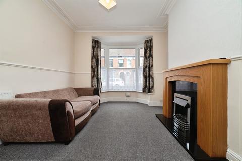 2 bed property, in Blenheim Street, £120,000