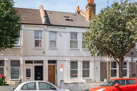 2 bed property, in Gilbey Road, £450,000