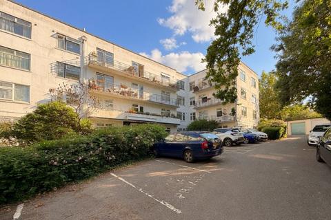 2 bed property, in Flat 49 Forest Croft, £200,000