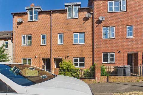 3 bed property, in Spruce Road, £170,000