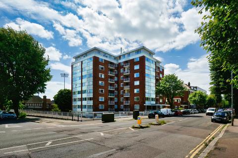 2 bed property, in Cromwell Court Cromwell Road, £325,000