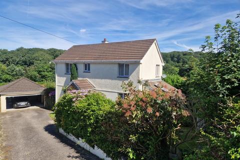 3 bed property, in Coombe, £425,000