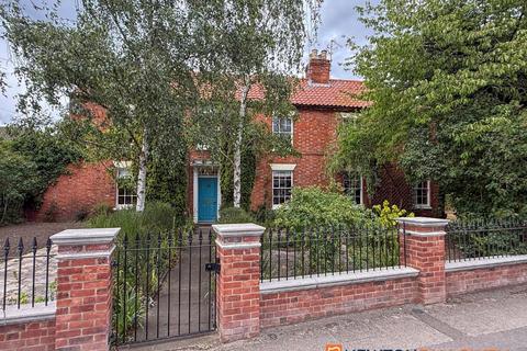4 bed property, in Main Street, £675,000