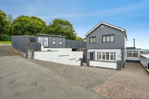 3 bed property, in Manor Road, £360,000