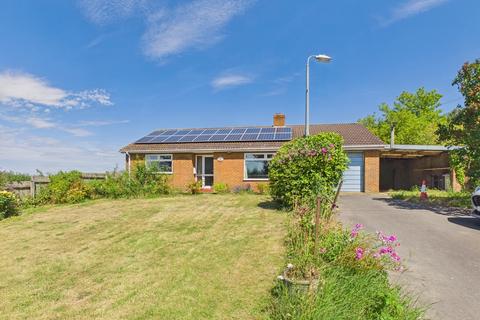 2 bed property, in Main Road, £340,000