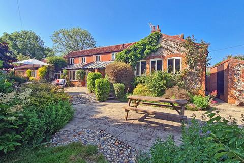 6 bed property, in The Green, £750,000