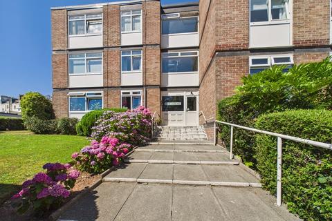2 bed property, in Hoe Court, £190,000