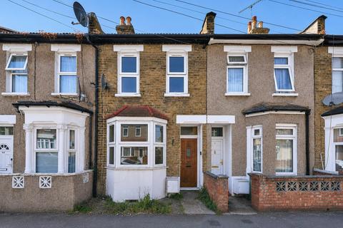 2 bed property, in Tennyson Road, £400,000