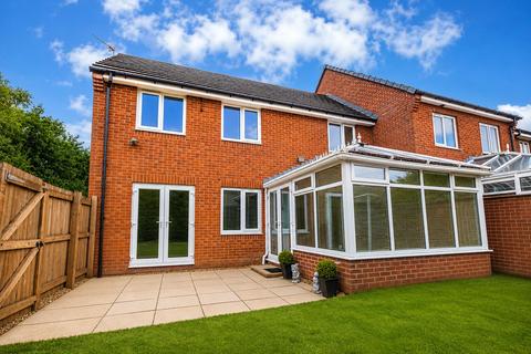 3 bed property, in The Fairways, £260,000