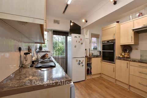 3 bed property, in Chigwell Road, £425,000