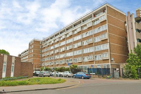 3 bed property, in Yelverton Road, £400,000